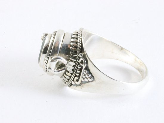 Traditionele bewerkte zilveren gifring met granaat afbeelding 2