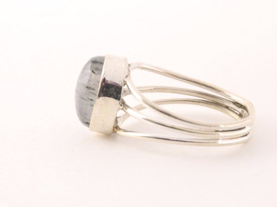 Opengewerkte zilveren ring met zwarte rutielkwarts afbeelding 2