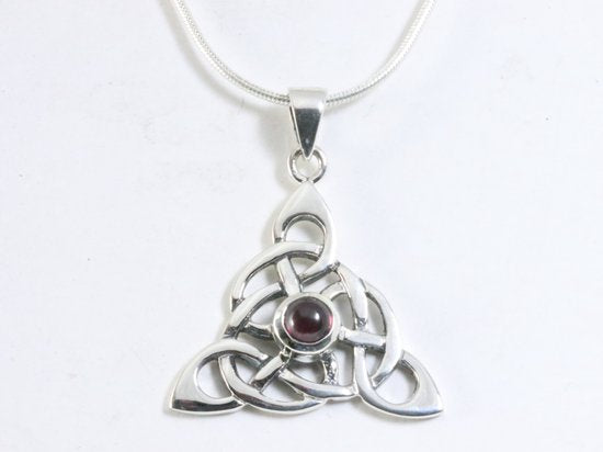 Zilveren triquetra hanger met granaat aan ketting afbeelding 4