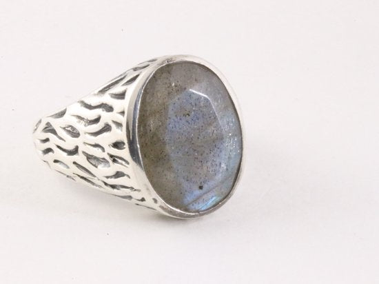 Bewerkte zilveren herenring met labradoriet afbeelding 1