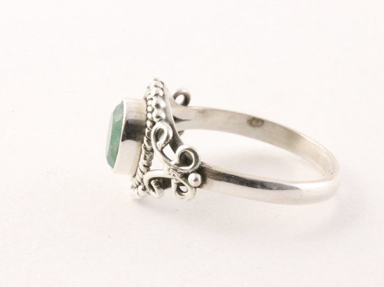 Fijne bewerkte zilveren ring met smaragd afbeelding 2