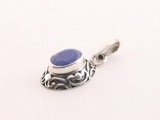 Fijne bewerkte zilveren hanger met blauwe saffier aan ketting afbeelding 2