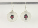 Ronde bewerkte zilveren oorbellen met granaat afbeelding 3