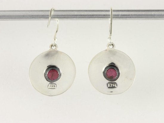 Ronde bewerkte zilveren oorbellen met granaat afbeelding 3