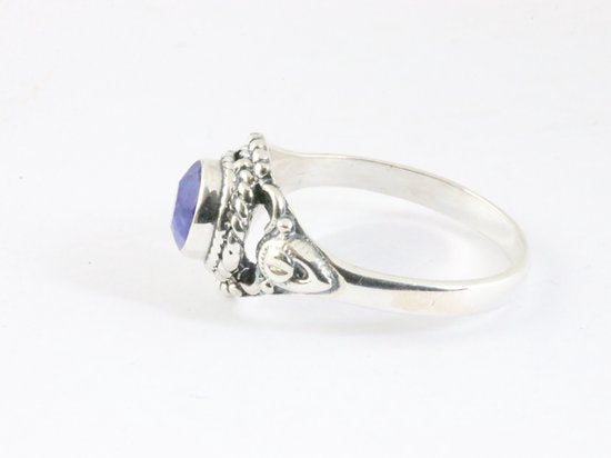 Fijne bewerkte zilveren ring met blauwe saffier afbeelding 2