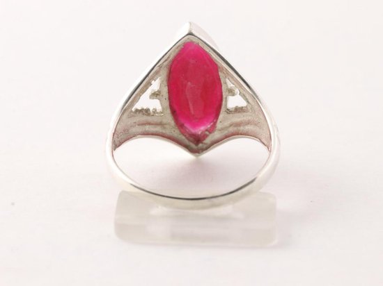 Opengewerkte zilveren ring met robijn afbeelding 3