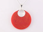 Grote ronde zilveren hanger met rode koraal steen aan ketting afbeelding 3