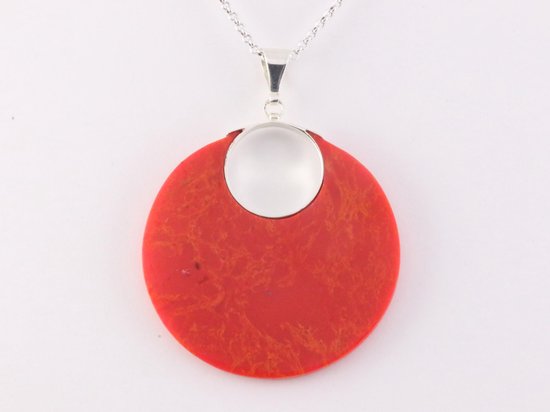 Grote ronde zilveren hanger met rode koraal steen aan ketting afbeelding 3