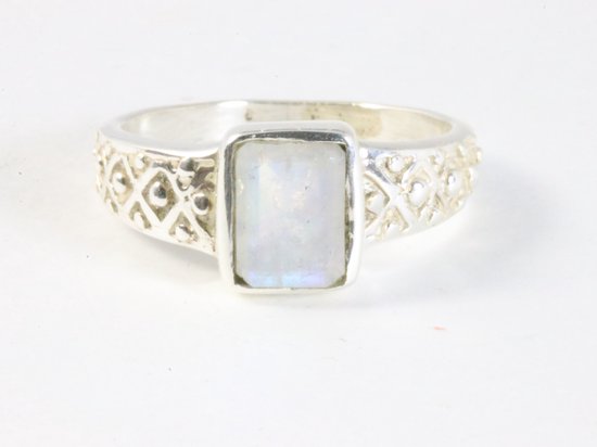 Bewerkte zilveren ring met regenboog maansteen afbeelding 4