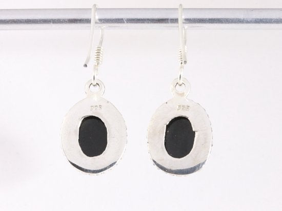 Bewerkte ovale zilveren oorbellen met onyx afbeelding 3