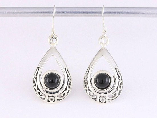 Opengewerkte zilveren oorbellen met onyx afbeelding 3