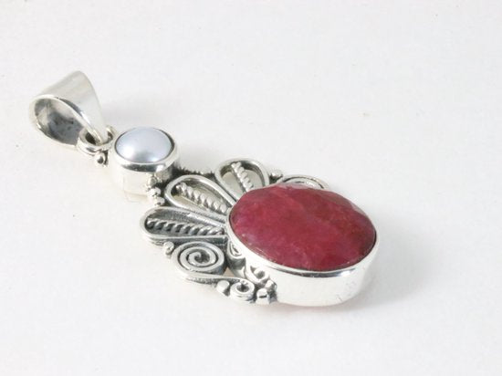 Opengewerkte zilveren hanger met robijn en parel afbeelding 2