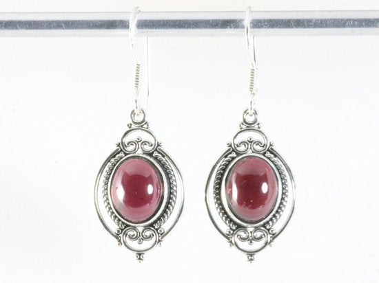 Bewerkte zilveren oorbellen met granaat afbeelding 3