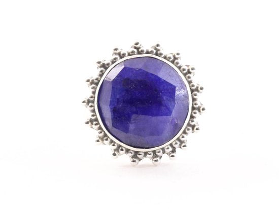Ronde bewerkte zilveren ring met blauwe saffier afbeelding 4