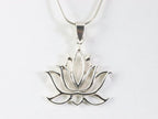 Opengewerkte zilveren lotus bloem hanger aan ketting afbeelding 4