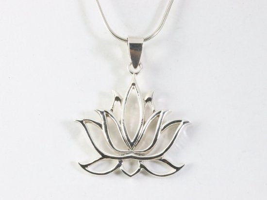 Opengewerkte zilveren lotus bloem hanger aan ketting afbeelding 4