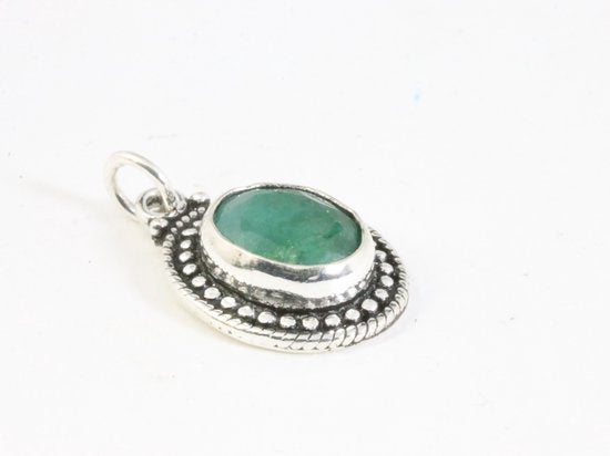 Fijne bewerkte ovale zilveren hanger met smaragd aan ketting afbeelding 2