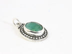 Fijne bewerkte ovale zilveren hanger met smaragd aan ketting afbeelding 2