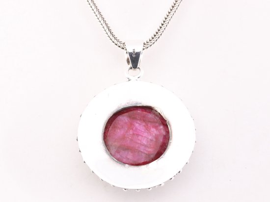 Grote ronde bewerkte zilveren hanger met robijn aan vossenstaart ketting afbeelding 3