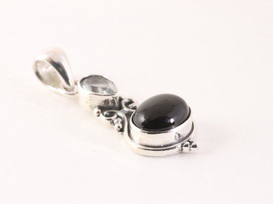 Bewerkte zilveren hanger met onyx en bergkristal afbeelding 2