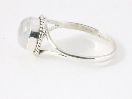 Fijne bewerkte ronde zilveren ring met regenboog maansteen afbeelding 2