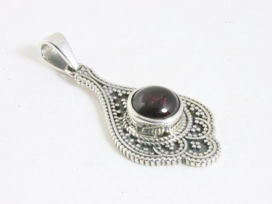 Bewerkte zilveren hanger met granaat afbeelding 2