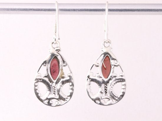 Opengewerkte zilveren oorbellen met granaat afbeelding 3
