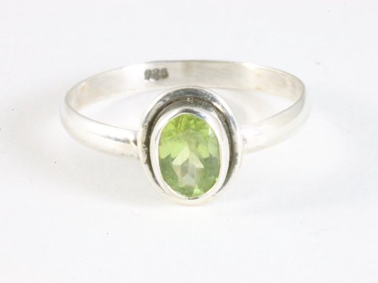 Fijne zilveren ring met peridoot afbeelding 4