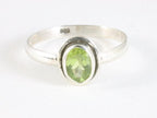Fijne zilveren ring met peridoot afbeelding 4