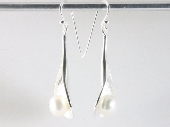 Lange zilveren oorbellen met witte zoetwater parel afbeelding 2