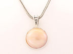 Ronde zilveren hanger met goudkleurige parel aan vossenstaart ketting afbeelding 1