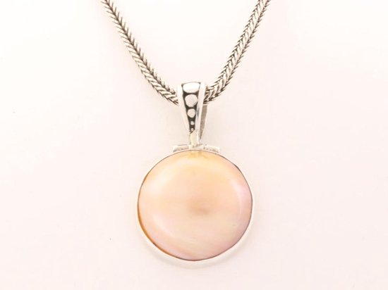 Ronde zilveren hanger met goudkleurige parel aan vossenstaart ketting afbeelding 1