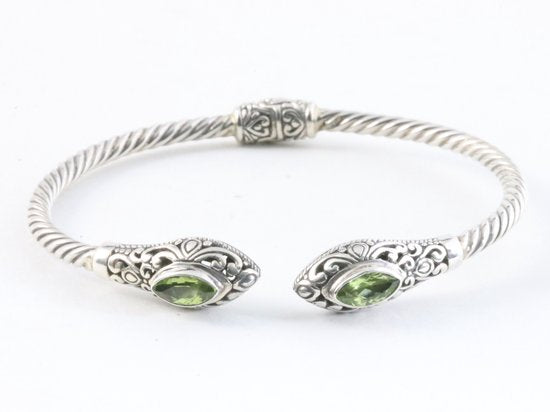 Traditionele bewerkte zilveren klemarmband met peridoot afbeelding 1