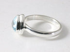 Hoogglans zilveren ring met blauwe topaas afbeelding 2