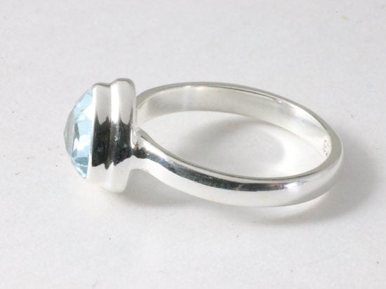 Hoogglans zilveren ring met blauwe topaas afbeelding 2
