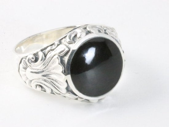 Zware bewerkte zilveren ring met onyx afbeelding 1