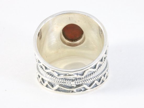 Bewerkte zilveren ring met rode jaspis afbeelding 3