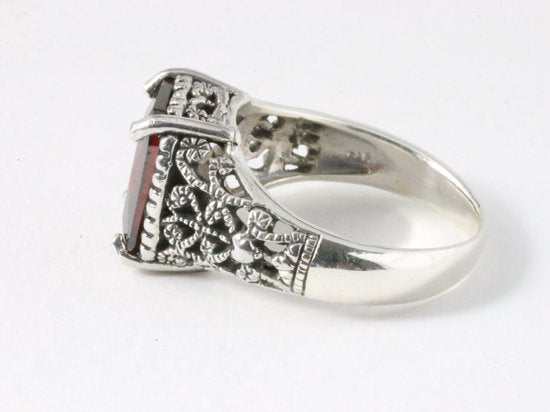 Bewerkte zilveren ring met granaat afbeelding 2