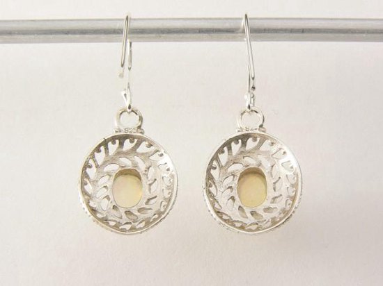 Opengewerkte zilveren oorbellen met Ethiopische opaal afbeelding 4