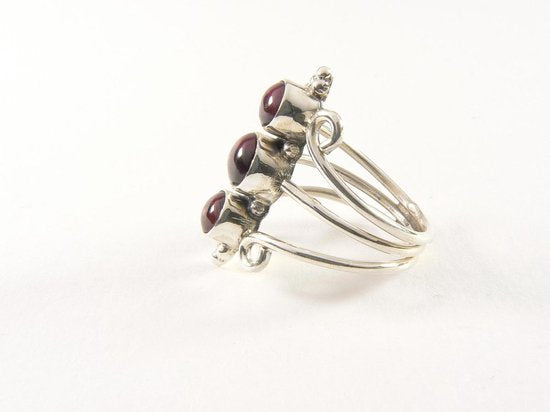 Opengewerkte zilveren ring met 3 granaat stenen afbeelding 2