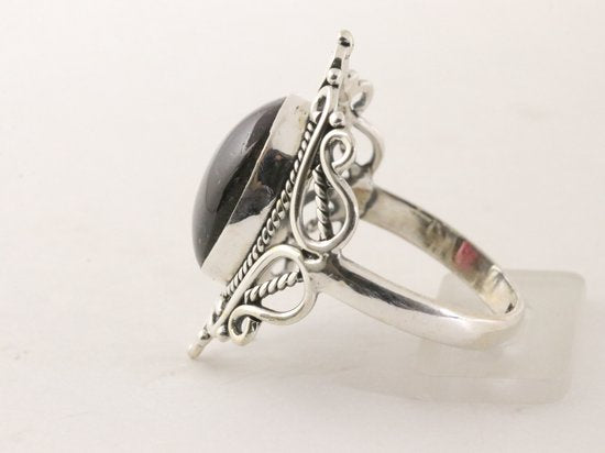 Opengewerkte zilveren ring met granaat afbeelding 2