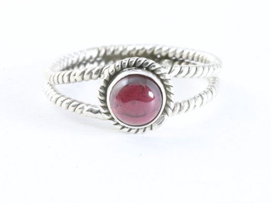 Opengewerkte zilveren ring met granaat afbeelding 4