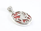 Ovale zilveren hanger met zeepaardje op rode koraal steen afbeelding 2