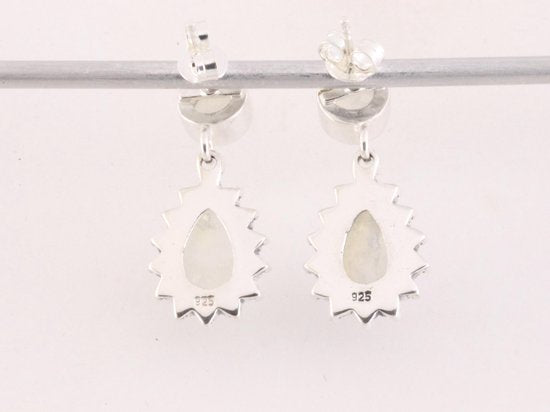 Bewerkte zilveren oorstekers met regenboog maansteen afbeelding 2