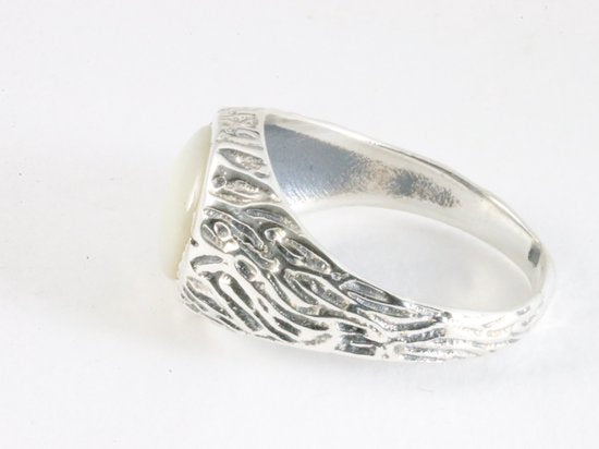 Bewerkte zilveren ring met parelmoer afbeelding 2
