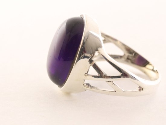 Opengewerkte zilveren ring met amethist afbeelding 2