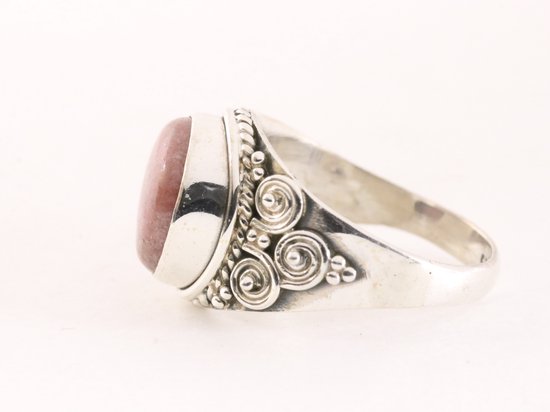 Bewerkte zilveren ring met rhodoniet afbeelding 2