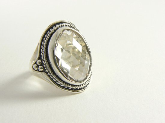 Bewerkte zilveren ring met bergkristal afbeelding 1