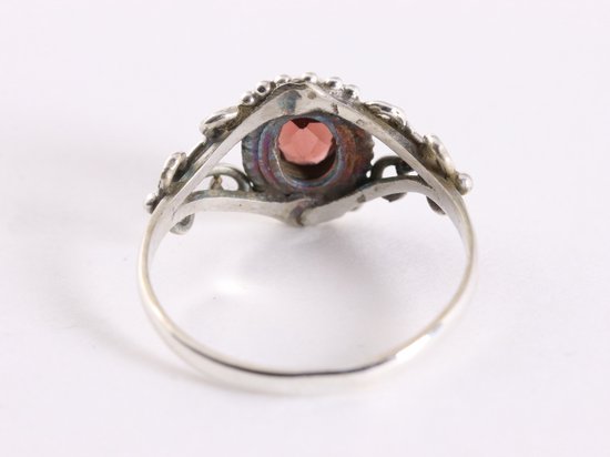 Fijne bewerkte zilveren ring met granaat afbeelding 3