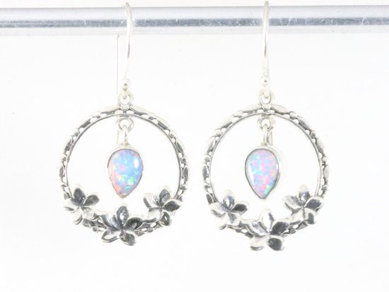Ronde opengewerkte zilveren oorbellen met Australische opaal afbeelding 3